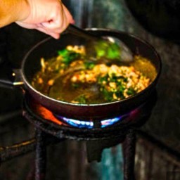 ข้าวกะเพราคั่วพริกแห้ง ไข่ต้มยางมะตูม ห้วยขวาง