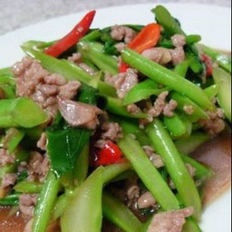ผัดคะน้าหมูสับราดข้าว