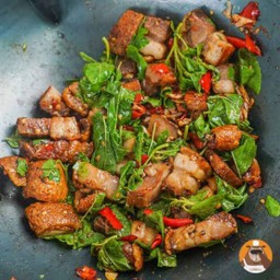 กระเพราหมูกรอบกับข้าว