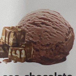 ไอศกรีมรสซีช็อกโกแลต (กลาง)