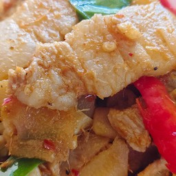 ข้าวผัดพริกแกงหมูสามชั้นหน่อไม้ดอง