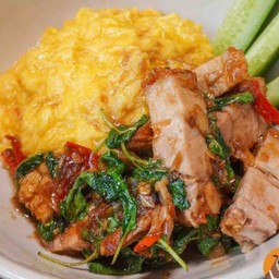 กระเพราหมูกรอบคั่วกะทะ+ไข่ขยี้