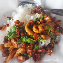 ข้าวกะเพราเนื้อสับ+กากหมูเจียว