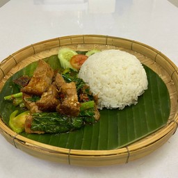[ร้านกระด้งตามสั่ง] ข้าวราดผัดคะน้าหมูกรอบ