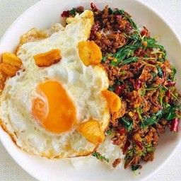 กระเพราเนื้อสับราดข้าว