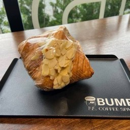 ครัวซอง อัลมอนด์