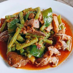 ข้าวผัดพริกแกงเครื่องใน