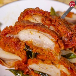 ข้าวผัดพริกแกงแดงไก่กรอบ