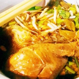 ก๋วยเตี๋ยวน่องไก่ตุ๋น
