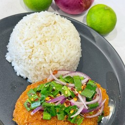 ข้าวปลากรอบราดน้ำยำแซ่บ