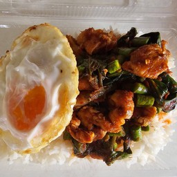 พริกแกงไก่ราดข้าว