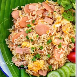 ข้าวผัดกะทะเหล็กไส้กรอกรมควัน