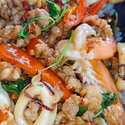 ข้าวกะเพรารวมหมูสับ หมึก กุ้ง