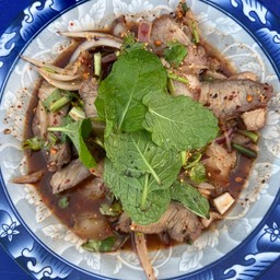 ยำคอหมูย่าง