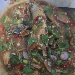 ยำปลากระป๋อง ( มะนาวแท้ๆ )