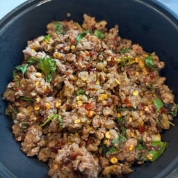 ข้าวกะเพราเนื้อโคขุนสับ