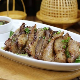 คอหมูย่าง(คูโรบูตะ)เสริฟพร้อมน้ำจิ้มแจ่ว