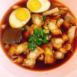 ก๋วยจั๊บ พิเศษ (หมูกรอบ+ไข่) ไม่ใส่เครื่องใน