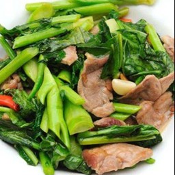 ผัดคะน้าหมูชิ้นราดข้าว