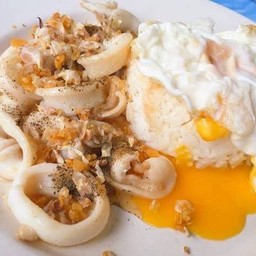 ปลาหมึกกระเทียมราดข้าวไม่มีไข่