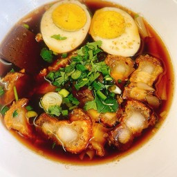 ก๋วยจั๊บ พิเศษหมูกรอบ (หมูกรอบ+ไข่) ** ไม่ใส่เครื่องใน