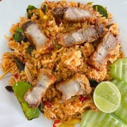 ข้าวผัดต้มยำหมูกรอบ