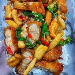 ข้าวกะเพราหมูกรอบ+กากหมูเจียว