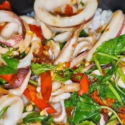 ข้าวกะเพราปลาหมึก