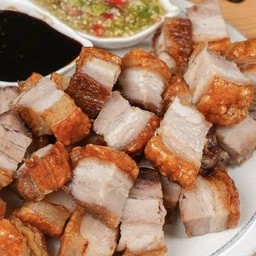 หมูกรอบทอด พร้อมน้ำจิ้มซีฟู๊ด