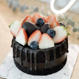 ครึ่งปอนด์ เค้กช็อกโกแลต สตรอว์สดจัดเต็ม (ไม่สามารถเขียนหน้าเค้กได้)