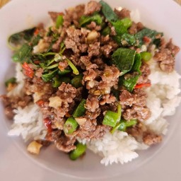 ข้าวราดกระเพราเนื้อโคขุน