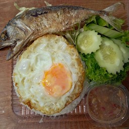 ข้าวปลาทูทอด+ไข่ดาว+น้ำชุบหยำ