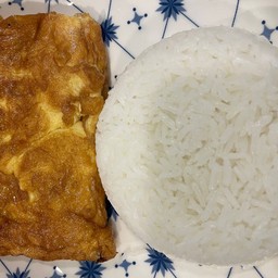 ไข่เจียวปูก้อนราดข้าว 蟹肉煎蛋配飯