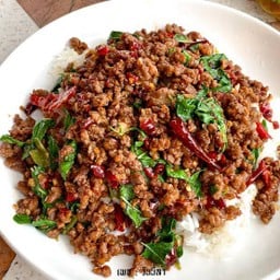 ข้าวกะเพราเนื้อสับพริกแห้ง