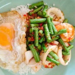พริกแกงทะเลไข่ดาว