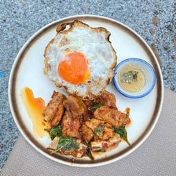 ผัดพริกแกงกระดูกหมูราดข้าว