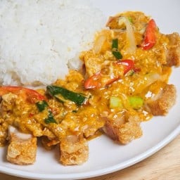 หมูกรอบผัดผงกะหรี่แอบแซ่บ ราดข้าว•
