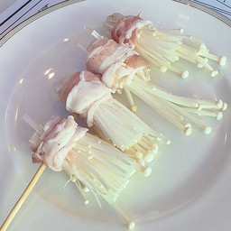 เบคอนพันเห็ดเข็มทอง