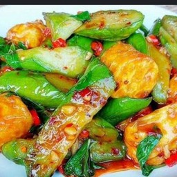 ผัดมะเขือยาวหมูสับโหระพาเต้าหู้ไข่