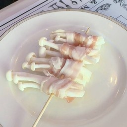 เบคอนพันเห็ดชิเมจิขาว