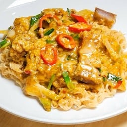 [ มาม่า ] หมูกรอบผัดผงกะหรี่แอบแซ่บ.