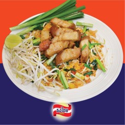 ผัดไทยเส้นจันทร์หมูกรอบใส่ไข่