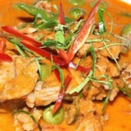 พะเเนงหมูชิ้นราดข้าว