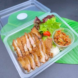 ข้าวหมูสามชั้นทอดน้ำปลา+น้ำจิ้มแจ่วปลาร้า