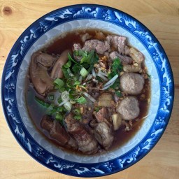 ก๋วยเตี๋ยว น.เนื้อตุ๋น