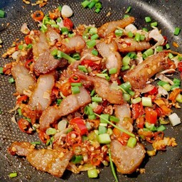 ข้าว+หมูกรอบคั่วพริกเกลือ
