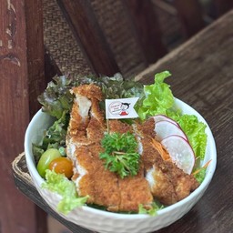 สลัดปลาทอด