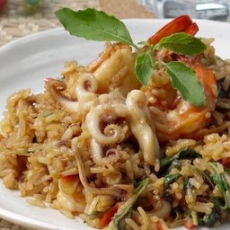 ข้าวคลุกกระเพรากุ้ง+ปลาหมึก