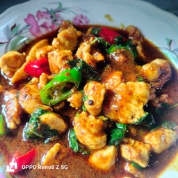 ไก่ผัดเครื่องแกงใบลาราดข้าว