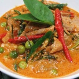 พะเเนงเนื้อชิ้นราดข้าว